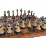Klasikinis šachmatų rinkinys iš medienos ir metalo su rudos spalvos dirbtinės odos šachmatų lenta