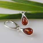 Maži gintariniai auskarai. Sidabriniai auskarai. Dovana Jai.