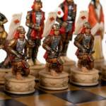 SAMURAJAI: rankomis spalvinti šachmatai su žaidimo lenta