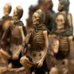 ZOMBIAI: rankomis spalvinti šachmatai su žaidimo lenta